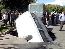 Маршрутка провалилась под землю